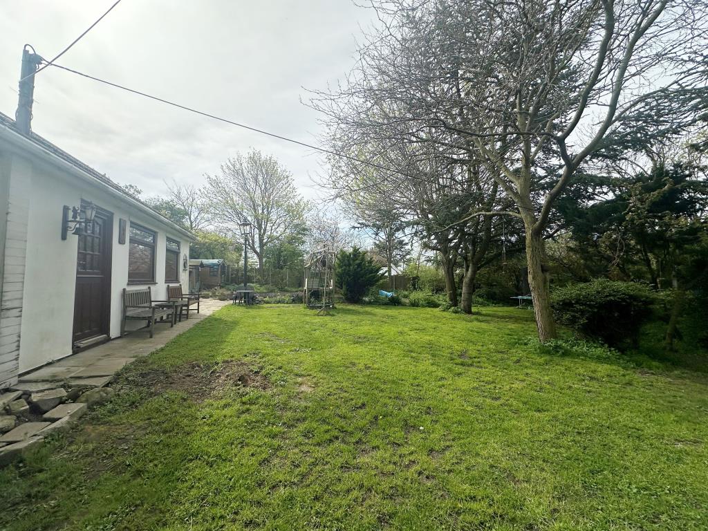 Lot: 174 - LAND WITH BUILDING, CARAVAN AND SWIMMING POOL IN RURAL LOCATION - Garden with outbuildings
